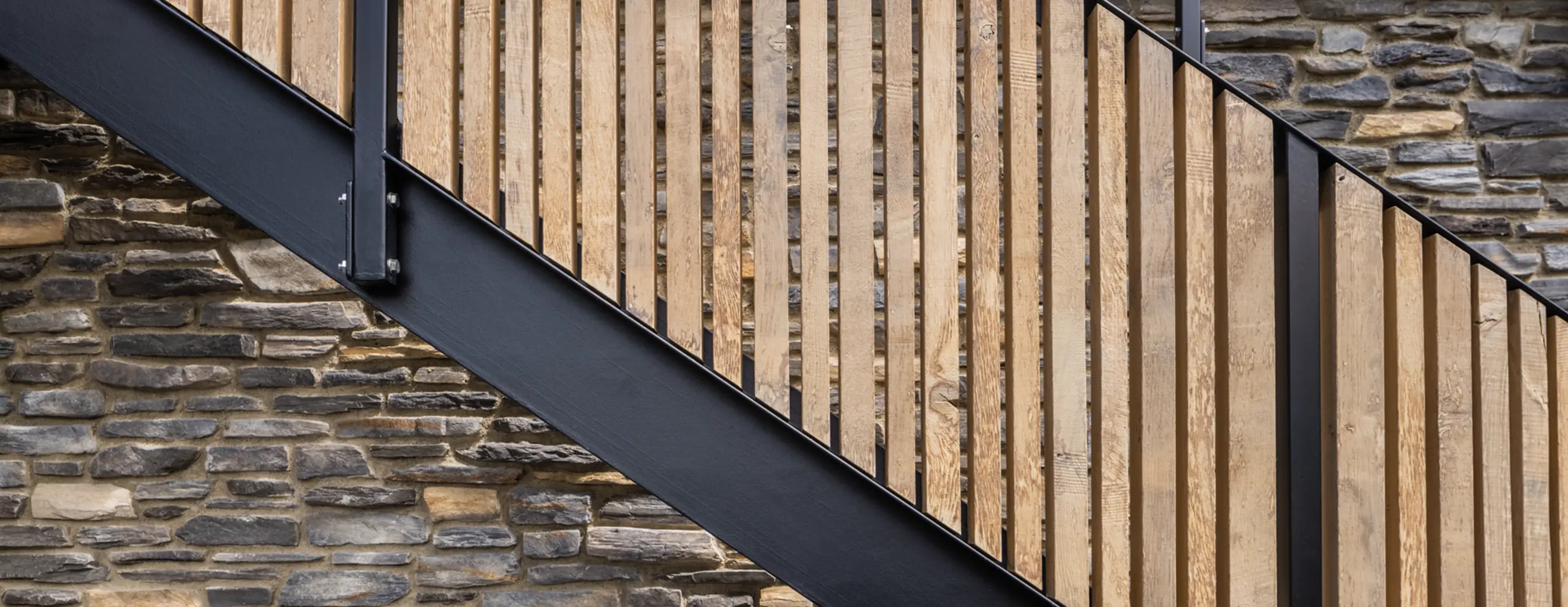 Treppe mit Seitenwänden aus Holz