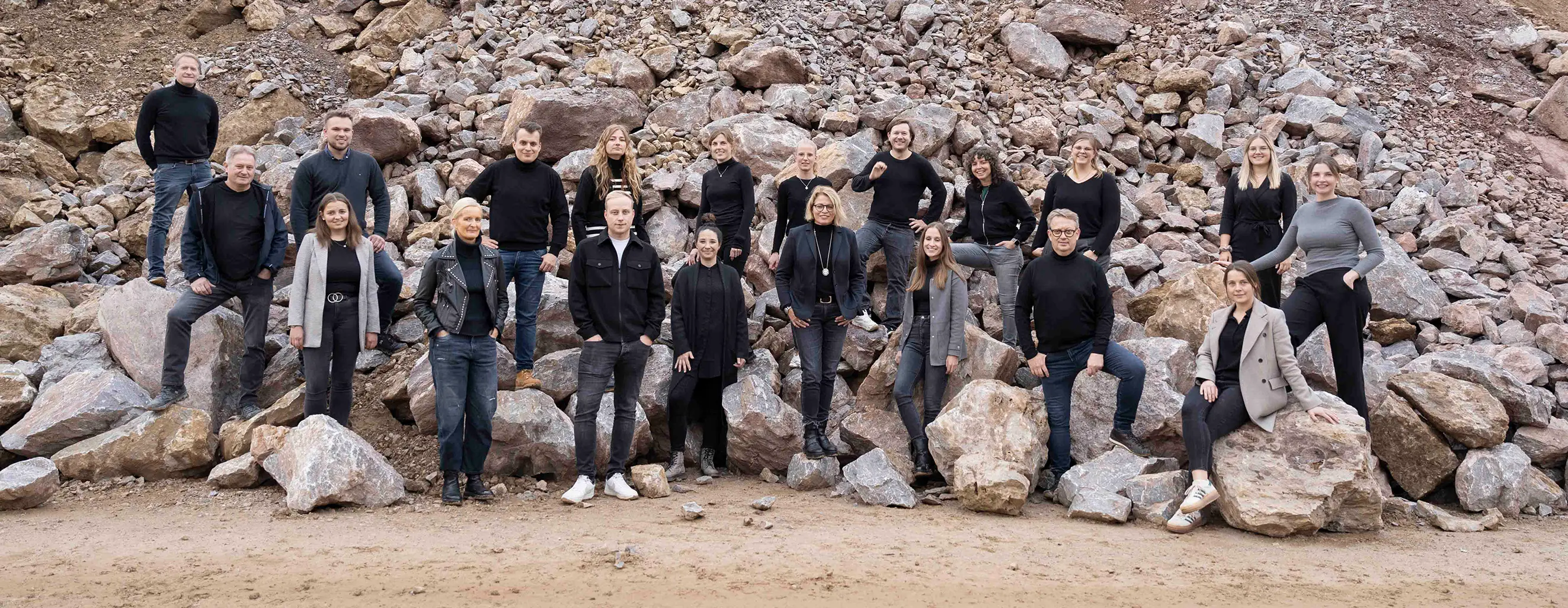 Teambild im Steinbruch