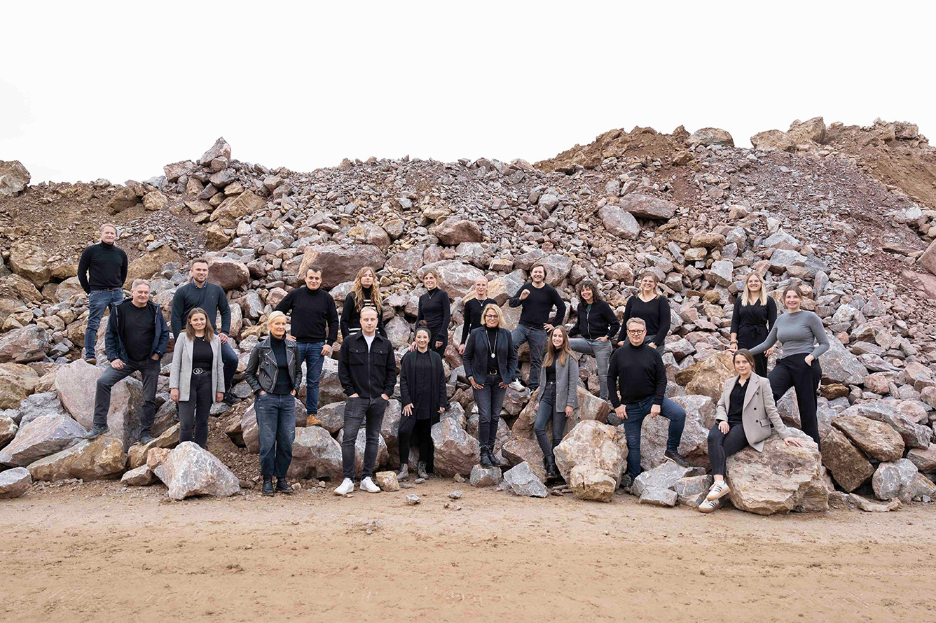 Teambild im Steinbruch